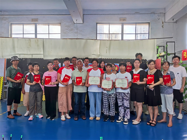 图为为参赛选手颁发荣誉证书