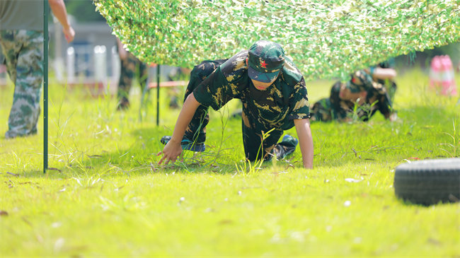 图为户外拓展现场