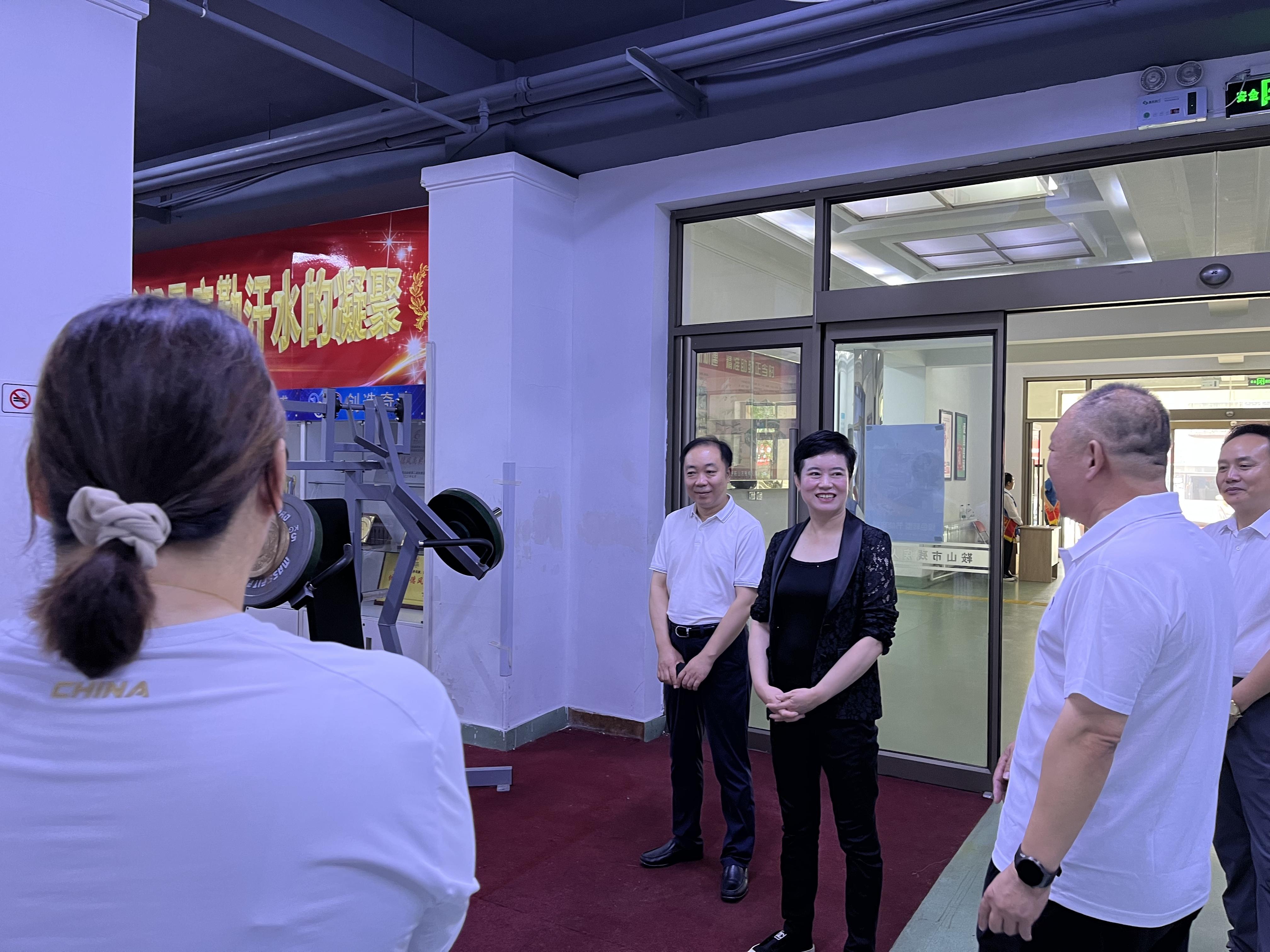 图为考察辽宁省举重队鞍山组训练基地