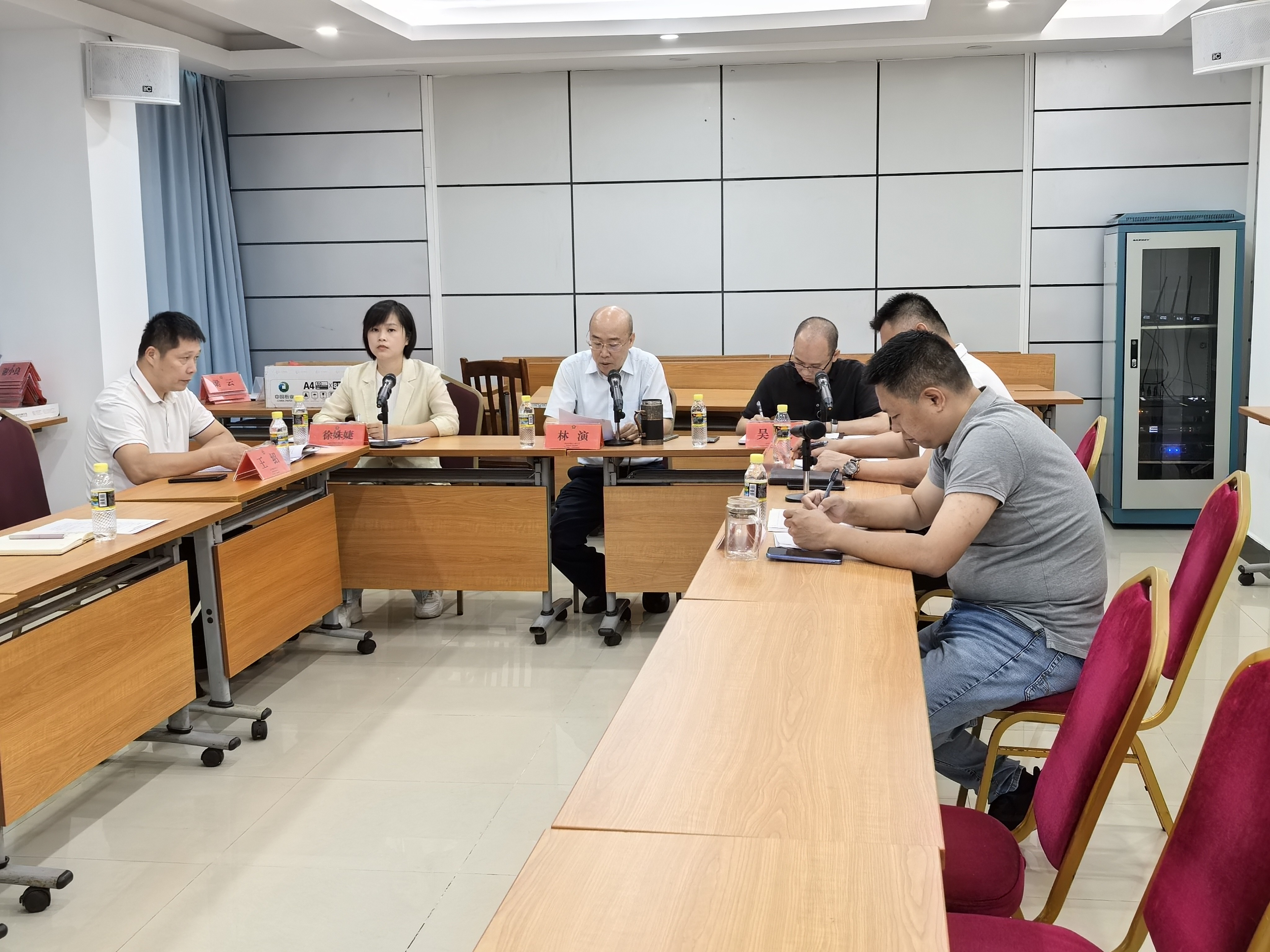 图为会议现场图片