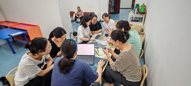 图为专家针对学员制定的康复计划逐一点评指导