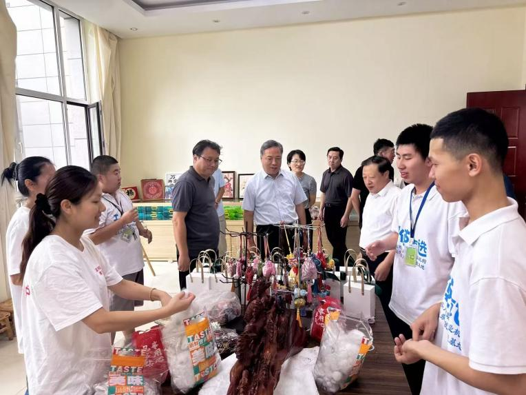 图为调研山海关区残疾人综合服务中心