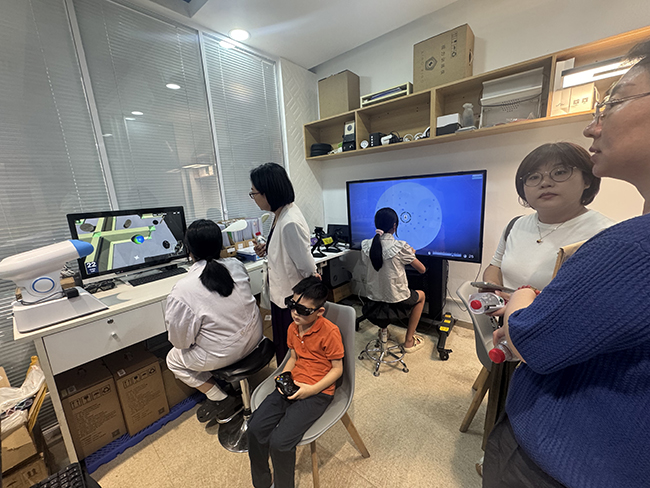 图为专家组对定点康复机构进行现场评估指导