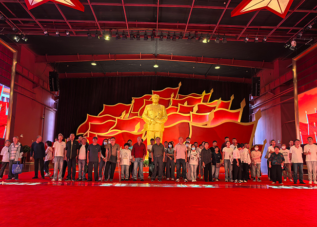 图为参观天津时代记忆纪念馆