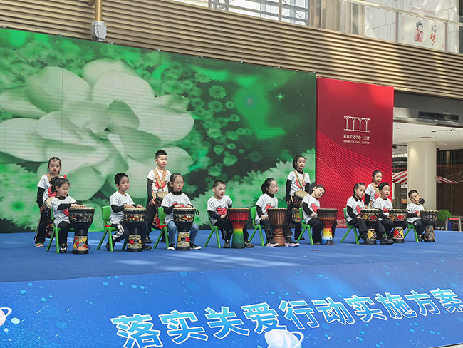 图为落实孤独症儿童关爱促进行动主题宣传活动现场