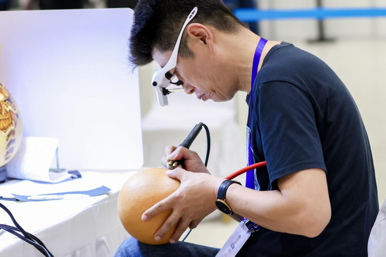 图为获得葫芦烙画第四名的选手王志海参赛现场