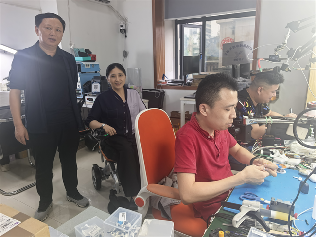 图为检查孵化基地现场