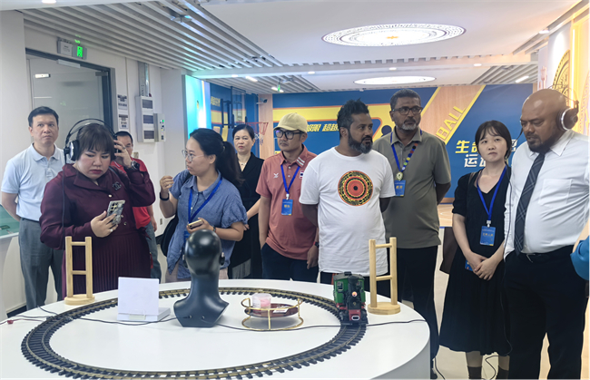 图为外国代表在辅具科普馆体验助听器的助听效果