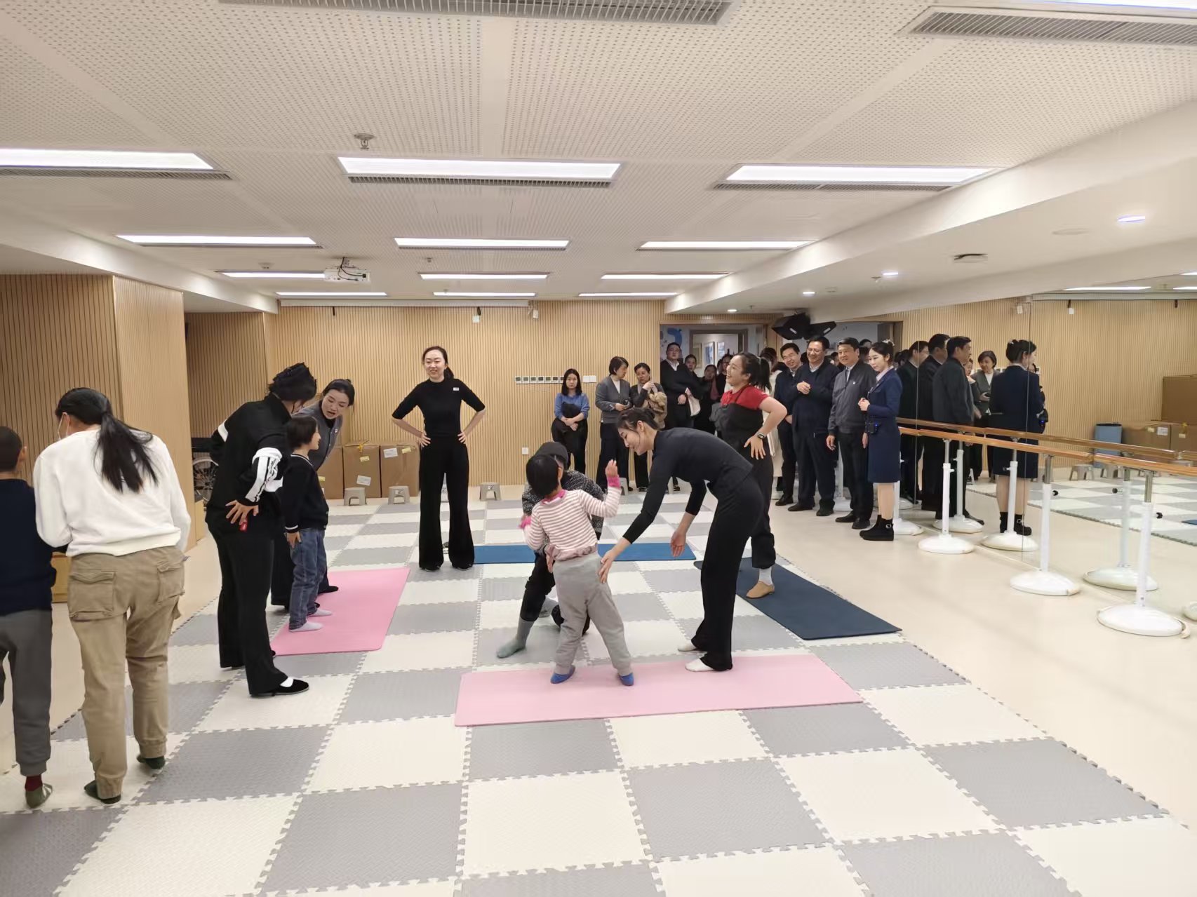 图为参观艺术康复区