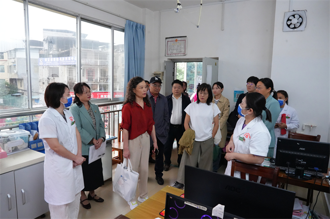 图为专家组在百色市妇幼保健院了解孤独症儿童早期筛查工作