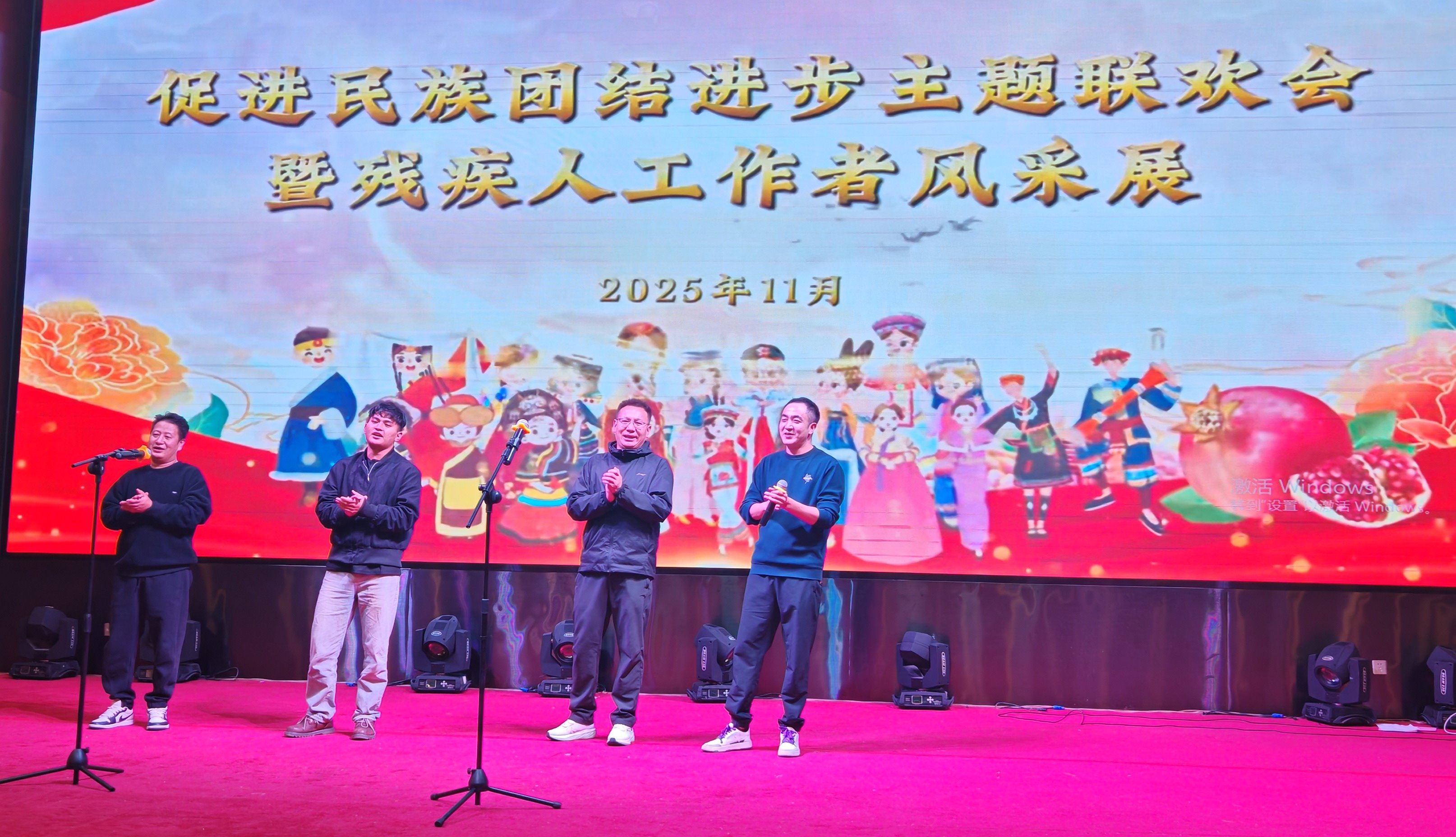 图为工作人员才艺展示