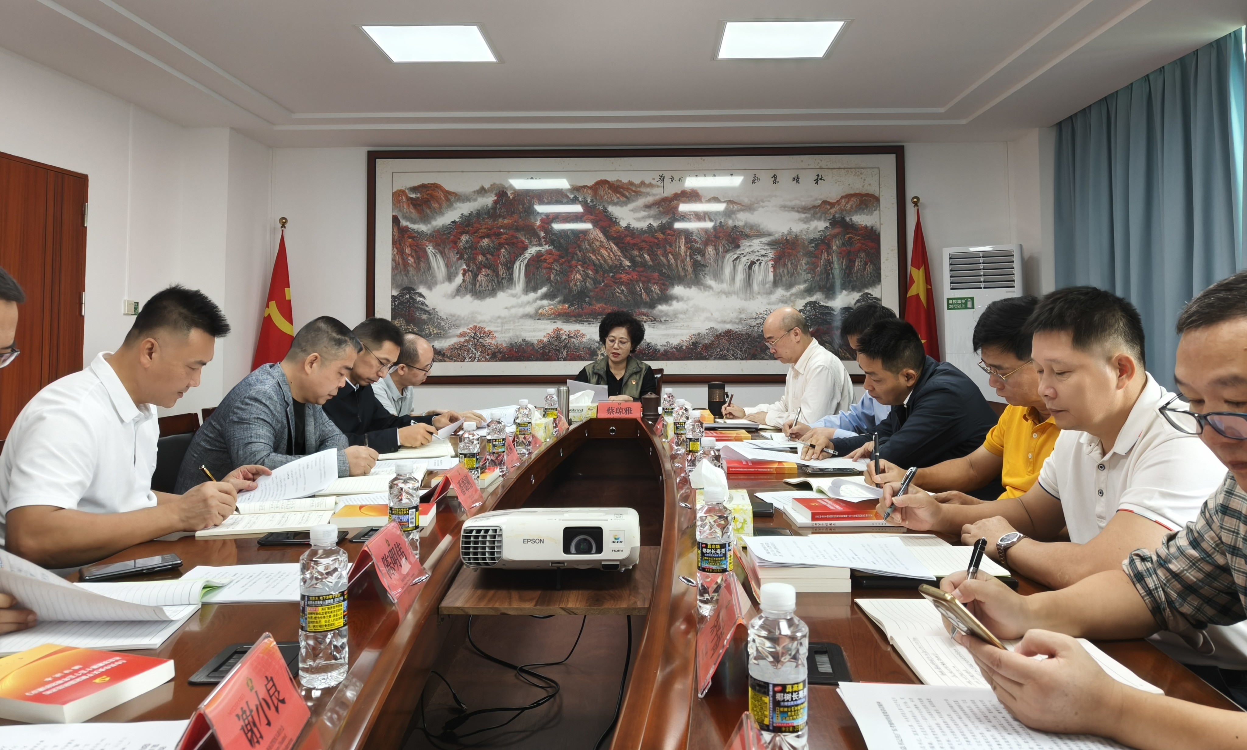 图片为会议现场图片