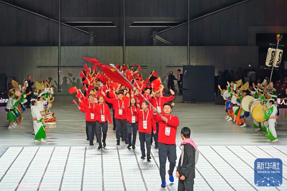 图为中国体育代表团在开幕式上入场