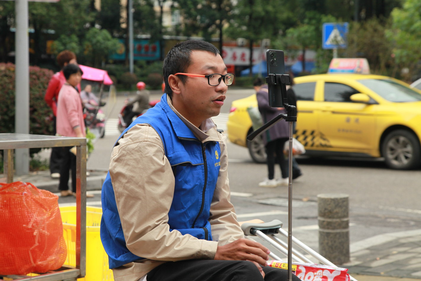 图为廖爽在直播