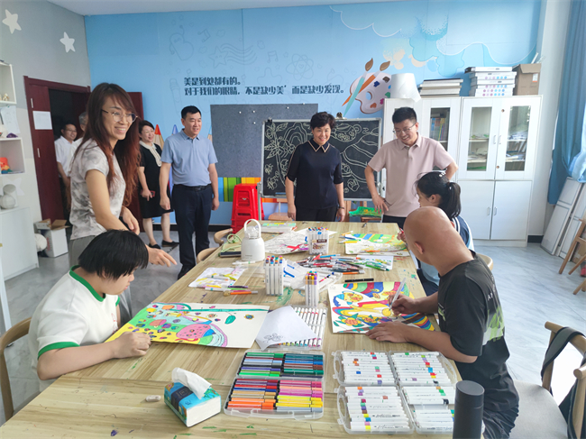 图为调研组在防城港市特殊教育学校调研