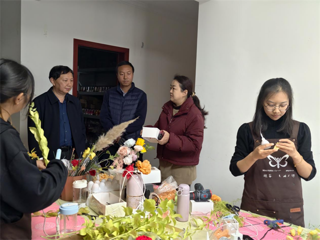 图为调研国家级美丽工坊--昆明瑰谷花卉种植有限公司