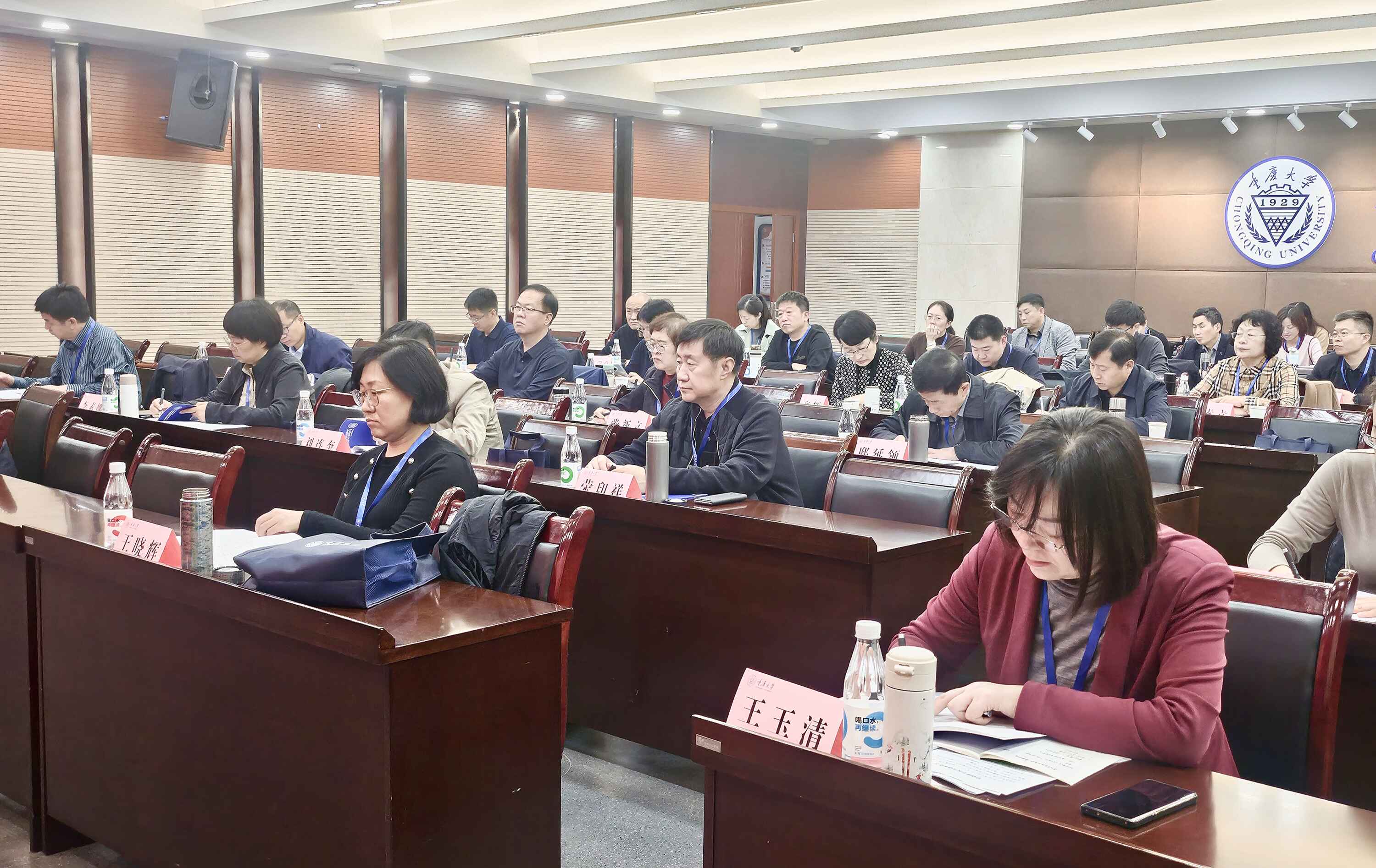 图为学员们认真参加培训