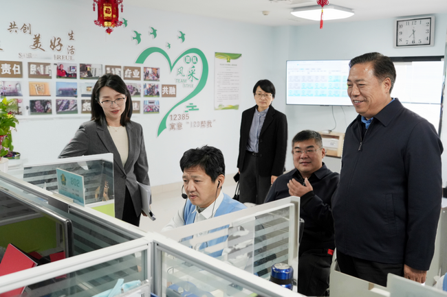 图为史建伟与工作人员交谈