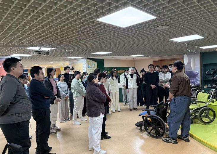 图为参观辅助器具展厅