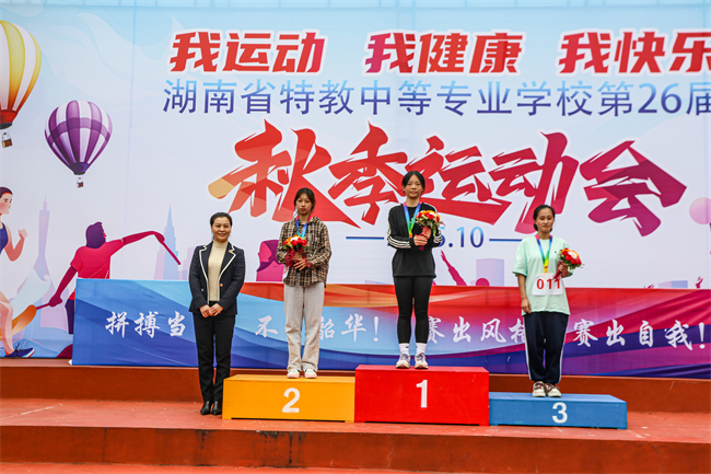 图为校长为获奖学生颁奖后合影