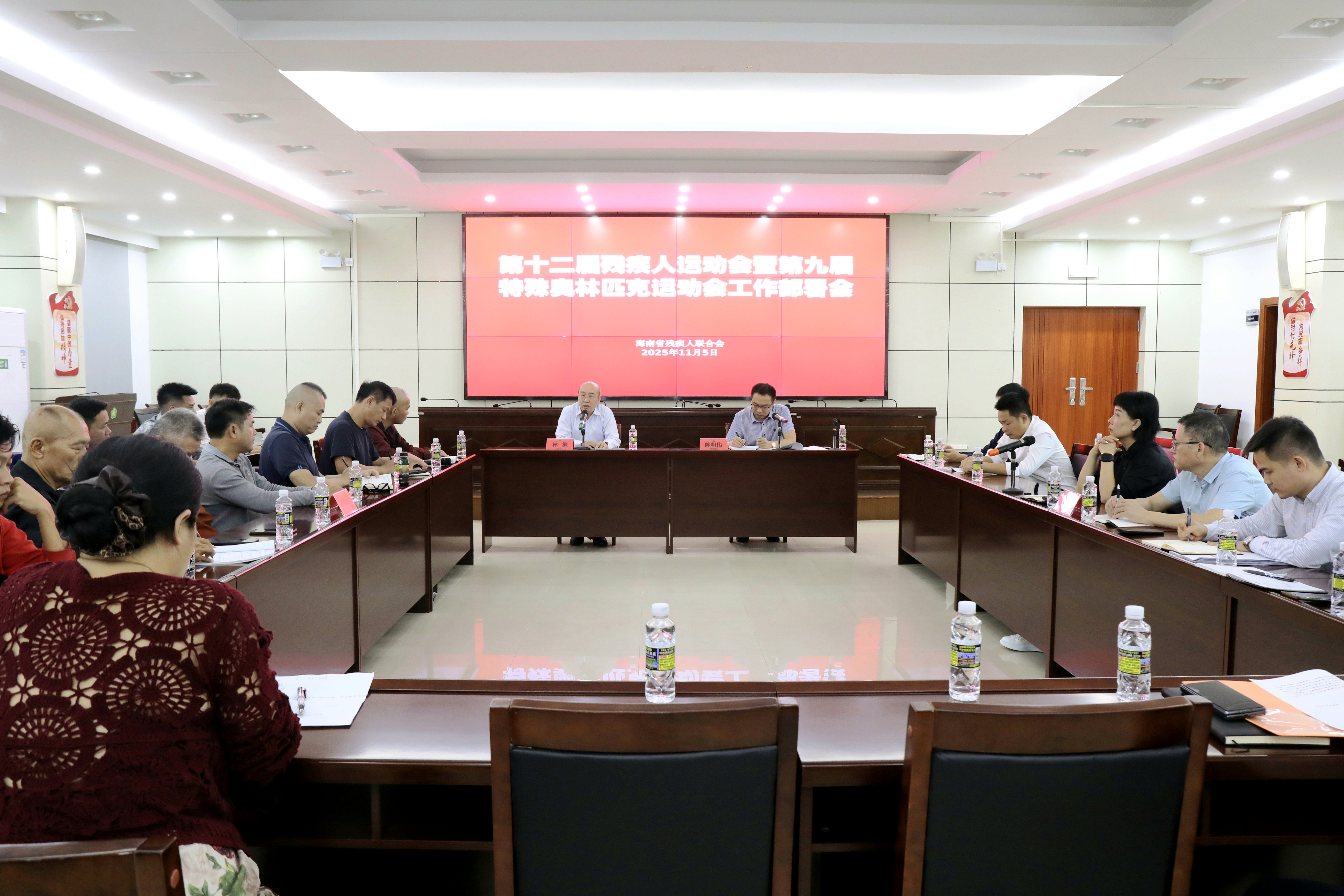 图片为会议现场图片