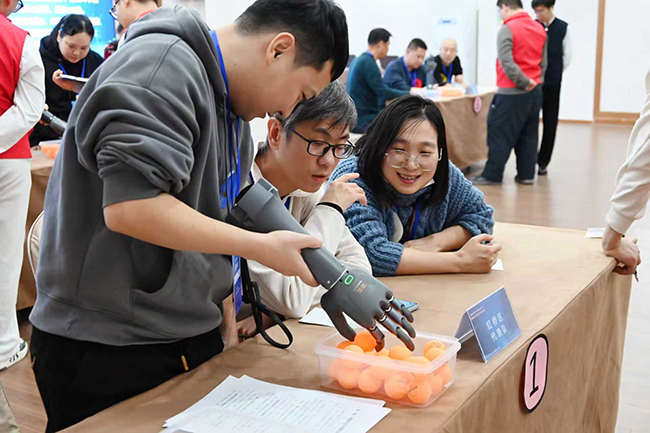 图为仿生智能手竞赛