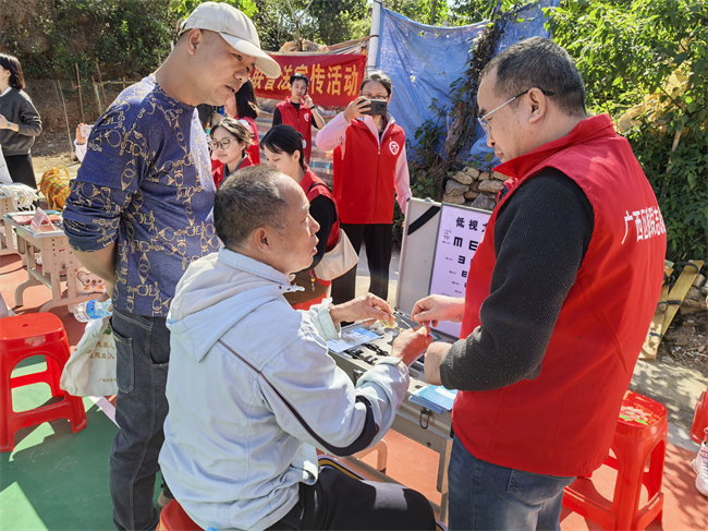 图为志愿服务活动现场