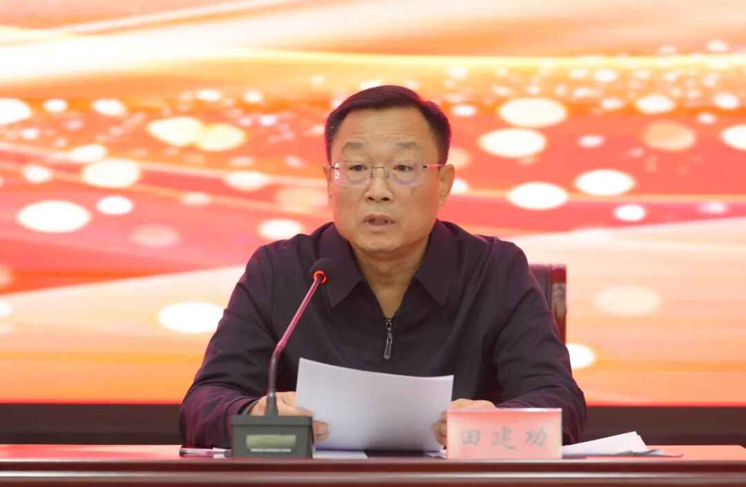 图为田建功宣读河北省代表团赛风赛纪和反兴奋剂管理办法