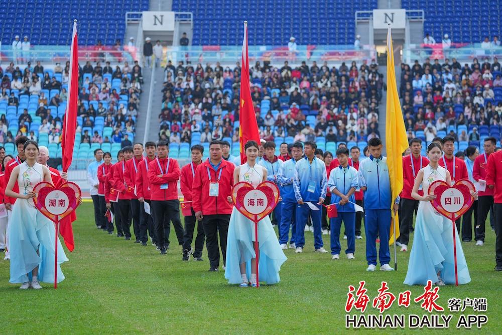 图片为开赛仪式上的海南队图片