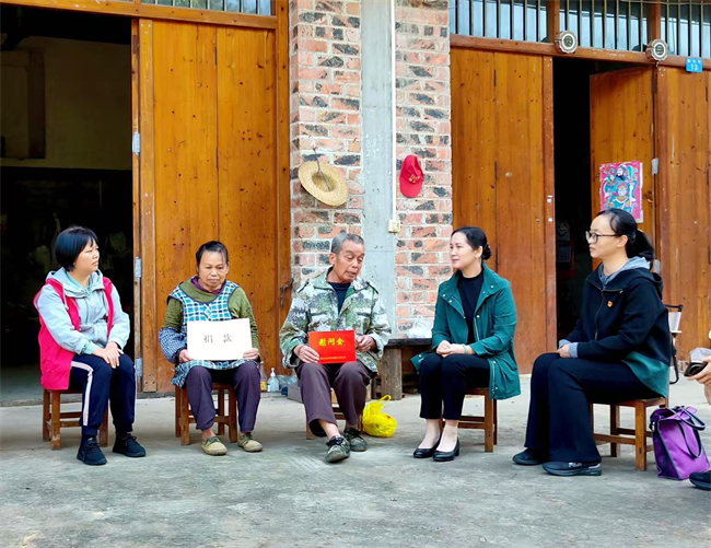 图为走访联系帮扶户现场