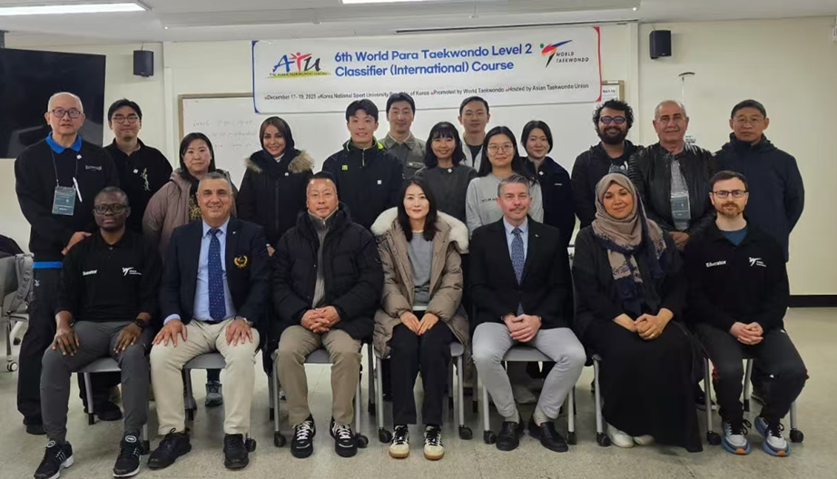 图为分级活动结业合影