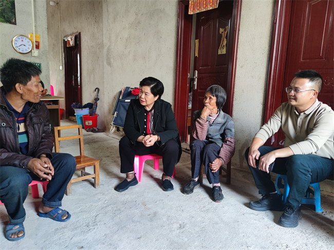图为调研组走访残疾人家庭