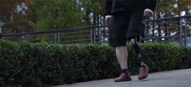 图为承重自锁膝关节