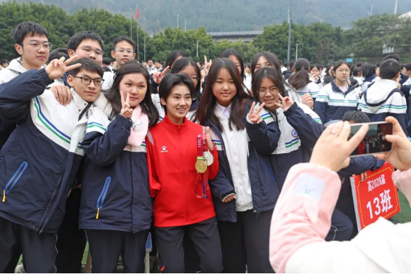 图为报告会现场图