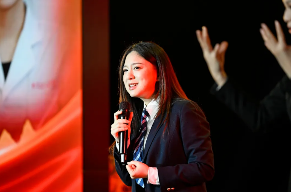 图为唐心一在活动中演讲