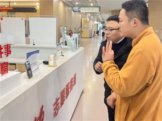 图为黄禹尧湘潭市民之家体验无障碍服务台