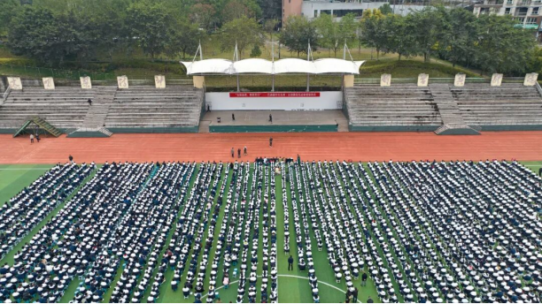 图为报告会现场图