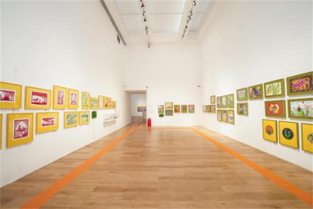 图为双年展展览现场图