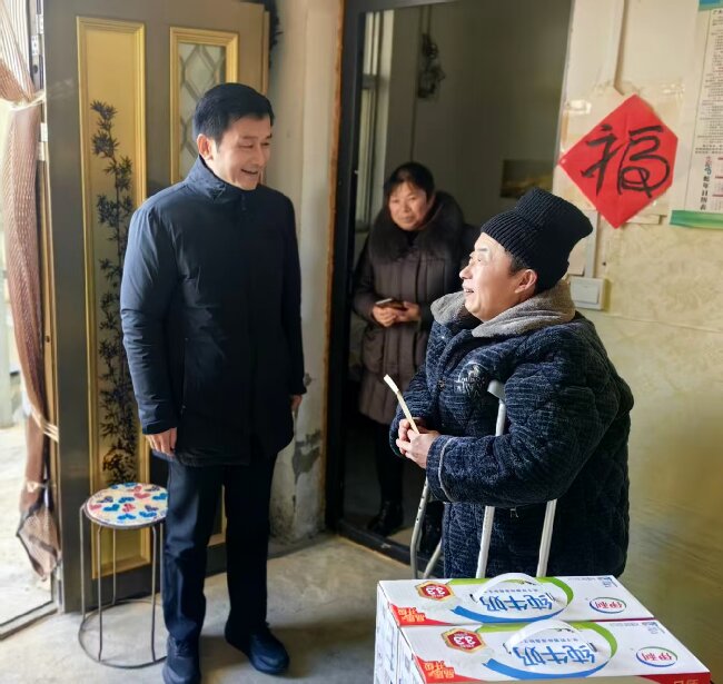 图为安徽省残联党组书记刘存俊看望慰问困难残疾人
