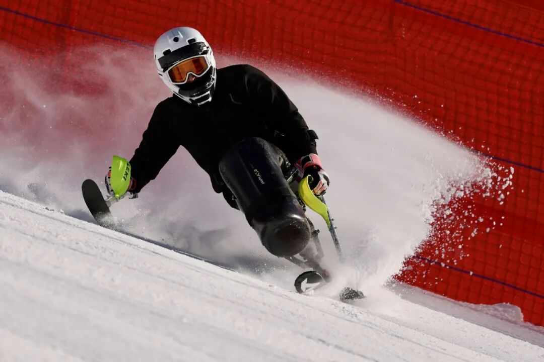 图为国家残奥高山滑雪队队员在训练中