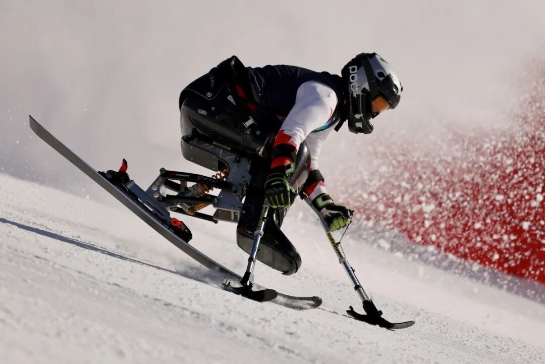图为国家残奥高山滑雪队队员在训练中