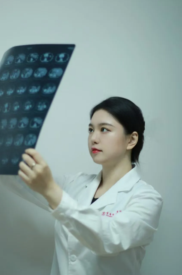 图为唐心一在查看CT资料