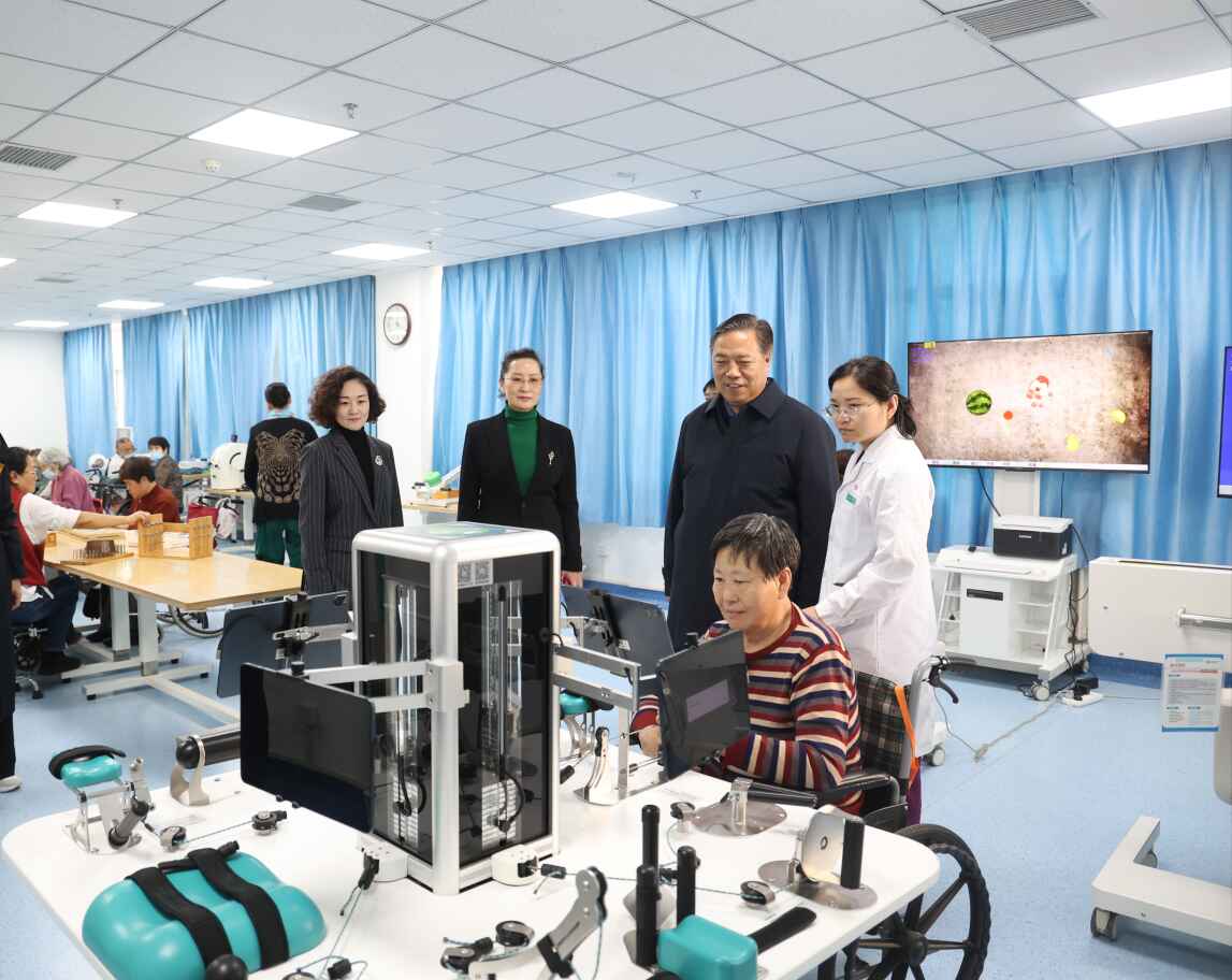 图为调研市残疾人康复中心
