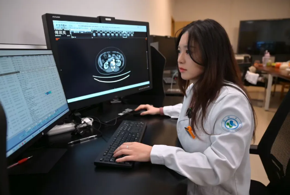 图为唐心一在工作中