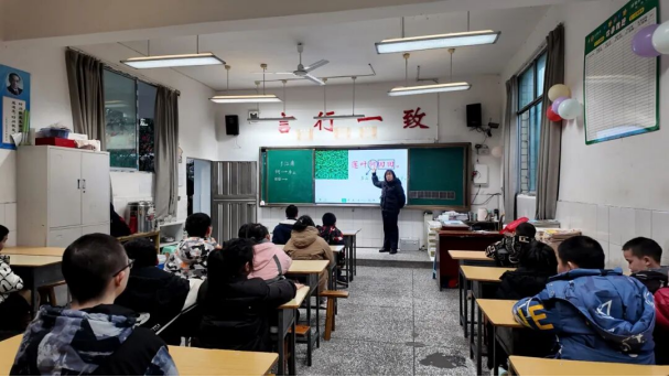 图为特殊儿童正在上课