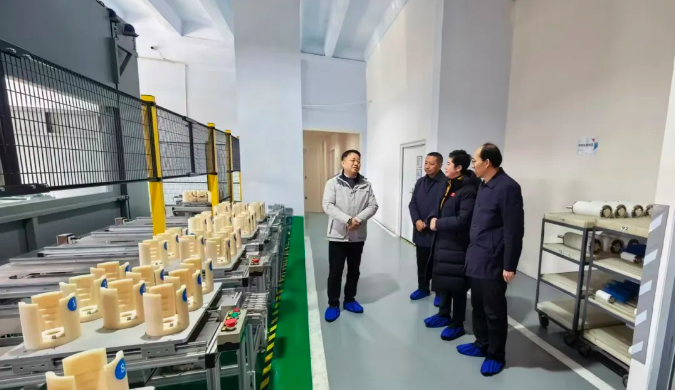 图为高梁调研园区发展和企业经营情况