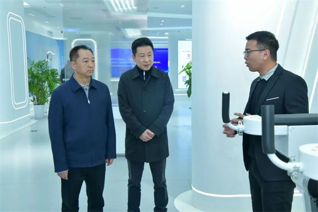 图为省残联党组书记黄进良调研湖南科技助残产品应用展示体验中心