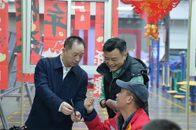 图为省残联党组书记黄进良在残疾人托养机构走访慰问困难残疾人