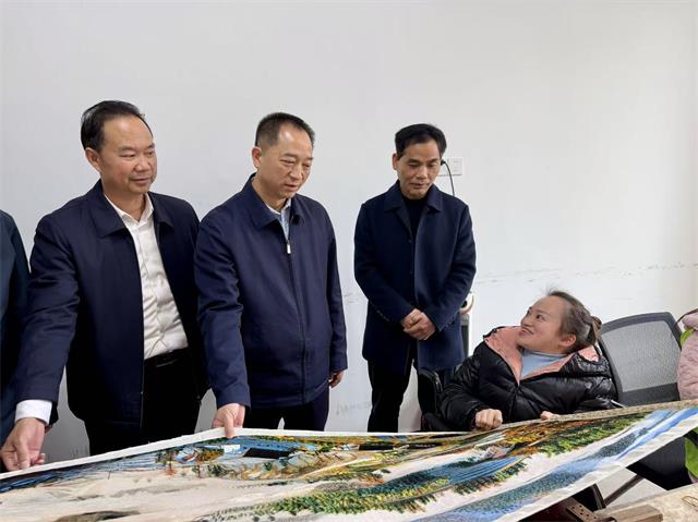 图为省残联党组书记黄进良走访慰问困难残疾人刘晓菊