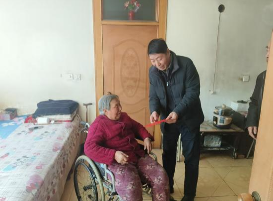 图为入户慰问困难残疾人
